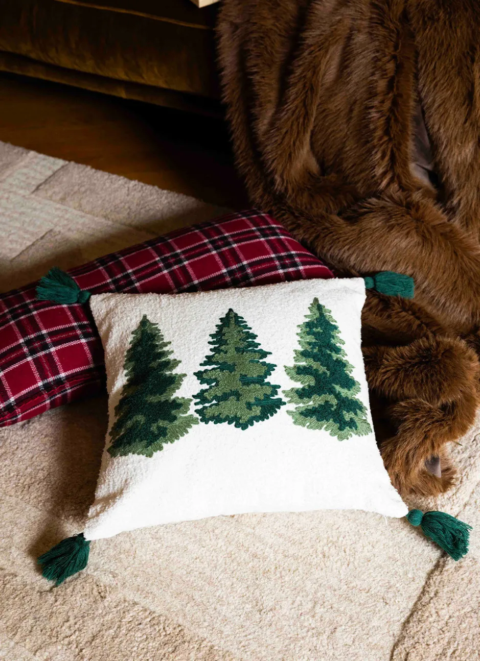 COUSSIN BRODÉ MOTIFS SAPINS AVEC POMPONS MULTICOLORE
