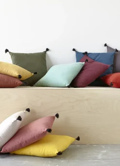COUSSIN EN COTON UNI AVEC PETITS POMPONS MOUTARDE