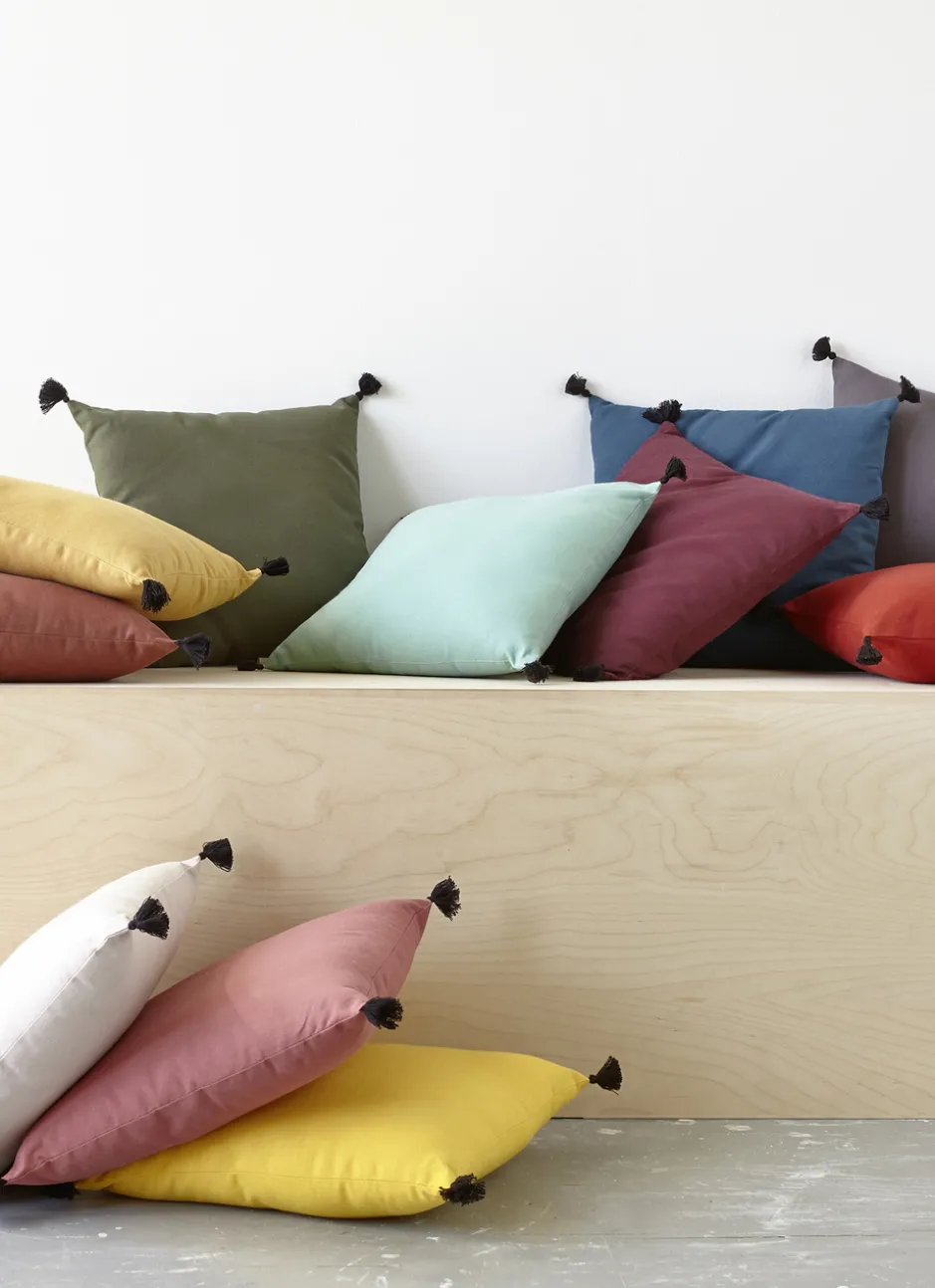 COUSSIN EN COTON UNI AVEC PETITS POMPONS MOUTARDE