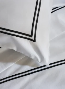 DRAP PLAT EN SATIN BLANC/NOIR