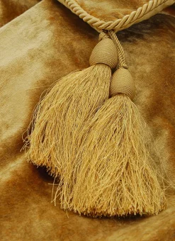 HOUSSE DE COUSSIN EN VELOURS À POMPONS DÉCORATIFS OCRE