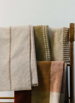 SERVIETTE DE TOILETTE UNIE AVEC LITEAU FANTAISIE BEIGE
